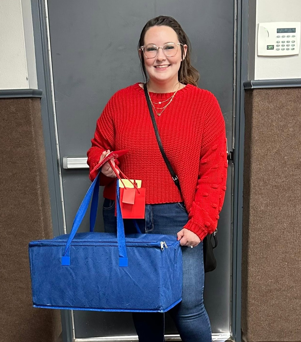 A volunteer with her bag of meals to deliver